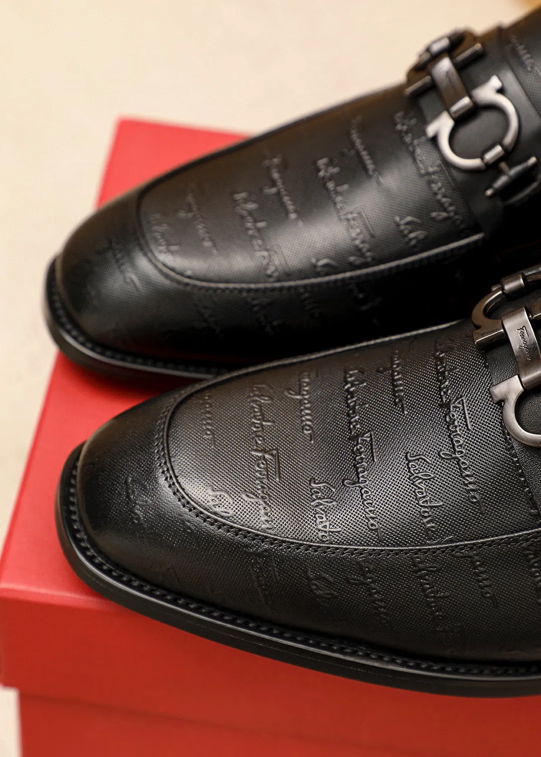 Men's shoes💰460💰 Product trademark: Ferragamo "Ferragamo" casual leather shoes Regular size: 38-44 (45🉑️customized) Product materials: Selected imported first-layer calfskin embossed upper + luxury hardware buckle, imported water-dyed cowhide leather lining. Strong three-dimensional visual effect, original outsole color: 1⃣️color optional